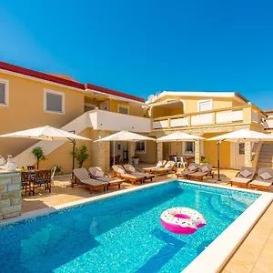Karmen - Poolhouse Apartament