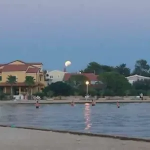 Apartman Ana, Vir